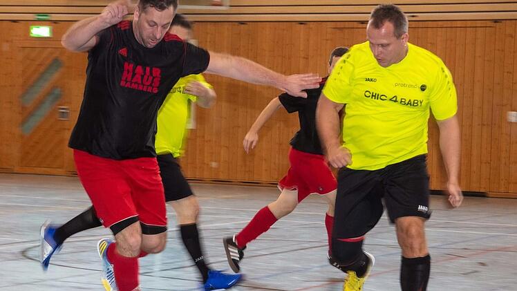 Drückend überlegen waren die Schwürbitzer Altliga-Fußballer (schwarze Trikots), die sich im Auftaktspiel gegen den FC Michelau klar mit 7:1 durchsetzten. Foto: Klaus Gagel