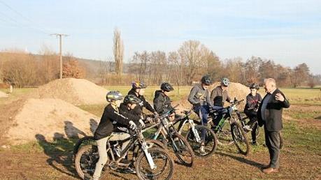 Noch zeigen die Biker am Gänsanger ihre Kunststückchen (oben). Bürgermeister Gleitsmann (unten) kündigte an, für sie ein neues Gelände suchen zu müssen. Fotos: Andreas Dorsch