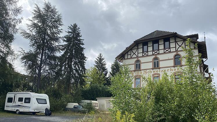 Ein trostloses Bild bietet die dringend pflegebedürftige alte Villa "Schweizerhaus". Foto: Hans-Peter Ehrensberger
