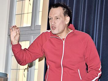 Viel fr&auml;nkischen Humor vermittelte J&ouml;rg Kaiser mit seinem Kabarett-Auftritt &bdquo;Kaiser&rsquo;s Schmarren&ldquo; beim Kulturverein von Altenkunstadt.