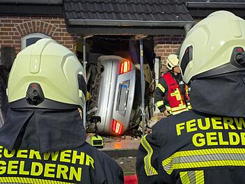 Junger Mann bleibt mit Auto in Hausflur stecken