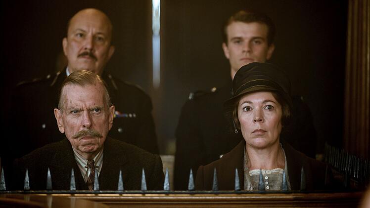 Edith (Olivia Colman) und ihr Vater Edward (Timothy Spall) bringen Rose wegen der schl&uuml;pfrigen Briefe vor Gericht.