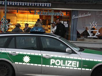 Diese Bäckerei-Filiale in der Kitzinger Siedlung hat am Dienstag Nachmittag ein Unbekannter überfallen. Fotos: Diana Fuchs