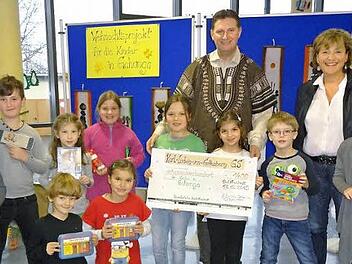 1400 Euro übergaben die Schüler der Karl-Ludwig-von-Guttenberg Grundschule Bad Neustadt an Pfarrer Dr. Andreas Krefft für das afrikanische Spendenprojekt "Abana-Baseka - lachende Kinder". Mit im Bild SchulleiterinUlrike Busch-Gerber.  Text/Foto: Marion Eckert