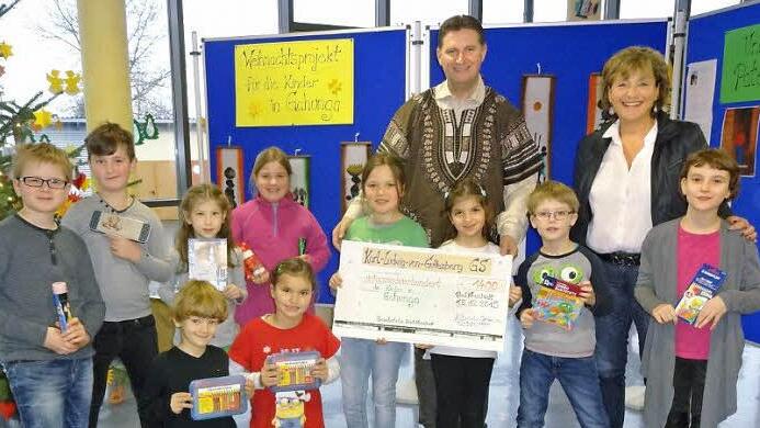 1400 Euro übergaben die Schüler der Karl-Ludwig-von-Guttenberg Grundschule Bad Neustadt an Pfarrer Dr. Andreas Krefft für das afrikanische Spendenprojekt "Abana-Baseka - lachende Kinder". Mit im Bild SchulleiterinUlrike Busch-Gerber.  Text/Foto: Marion Eckert