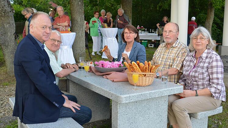 Probesitzen auf den neuen Bänken. Foto: Björn Hein