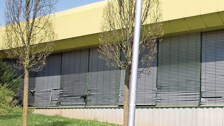 Die zerbeulten Jalousien geben schon optisch einen Hinweis auf die Sanierungsbedürftigkeit der Dreifachturnhalle am Schulzentrum Haßfurt. Neben einer Sanierung soll jetzt auch geprüft werden, ob ein Neubau nicht wirtschaftlicher wäre.