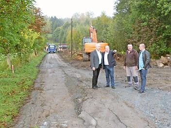 VG-Geschäftsstellenleiter Michael Laaber, Grafengehaigs Bürgermeister Werner Burger, Bauleiter Jürgen Korzendorfer von der Firma STK und Bauamtsleiter André Weber (von links) verschafften sich einen Überblick über den Fortgang der Arbeiten.  Foto: Klaus-Peter Wulf