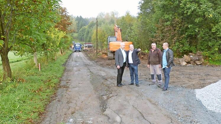 VG-Geschäftsstellenleiter Michael Laaber, Grafengehaigs Bürgermeister Werner Burger, Bauleiter Jürgen Korzendorfer von der Firma STK und Bauamtsleiter André Weber (von links) verschafften sich einen Überblick über den Fortgang der Arbeiten.  Foto: Klaus-Peter Wulf