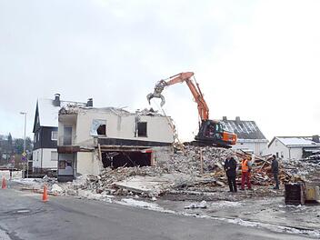Das ehemalige Frauenhofer- Gebäude wird derzeit abgerissen. Das Areal wird insbesondere  zur Verbesserung der Verkehrssicherheit und für Parkplätze sowie der Ortsverschönerung dienen. K.- H. Hofmann