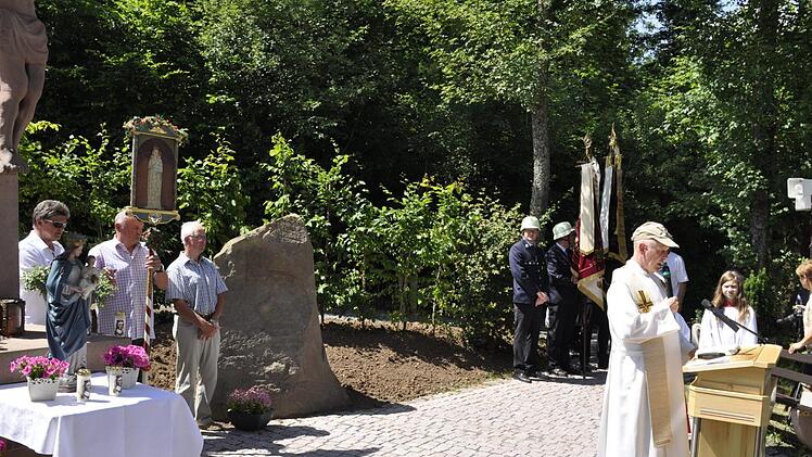 Domvikar Paul Weismantel hielt die Festpredigt und segnete den Gedenkstein. Foto: Peter Klopf