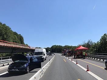 Auf der A70 ist es am Montagmorgen zu einem Autounfall mit drei Fahrzeugen gekommen. Die Stra&szlig;e ist komplett gesperrt.  Foto: NEWS5 /Merzbach