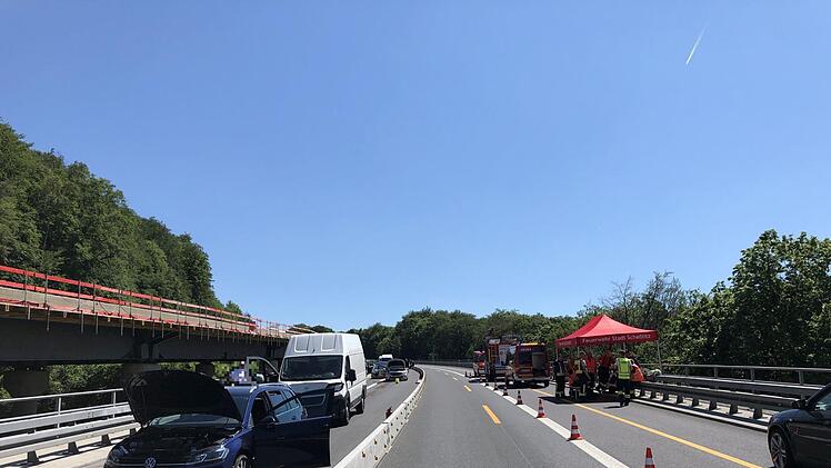 Auf der A70 ist es am Montagmorgen zu einem Autounfall mit drei Fahrzeugen gekommen. Die Stra&szlig;e ist komplett gesperrt.  Foto: NEWS5 /Merzbach