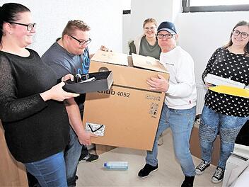 Ganz schön schwer zu schleppen hatte das Umzugsteam, als Fahrdienst und Sozialstation des Roten Kreuzes in Haßfurt vom Hauptgebäude in die neuen Räume in der Nachbarschaft ins ehemalige Telekom-Gebäude umgezogen sind. Jennifer Fischer, Lukas Heinl, Ann-Kristin Schleelein, Otmar Neider und Stefanie Shomo (von links) hatten dennoch gute Laune.  Fotos: Michael Will /Bayerisches Rotes Kreuz (BRK)
