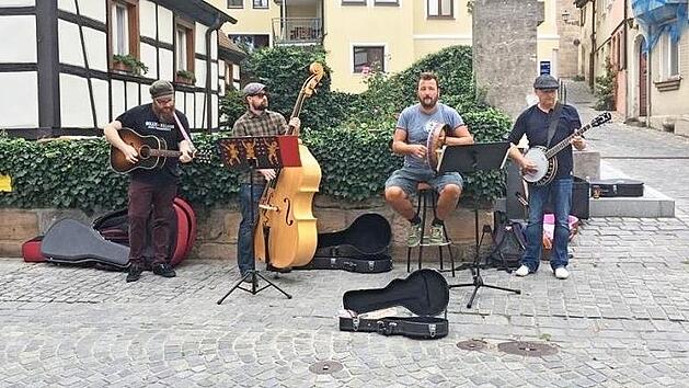 Thomas Schönfelder (Zweiter von rechts) und Band: Straßenmusik in der Herzogenauracher Innenstadt  Foto: privat