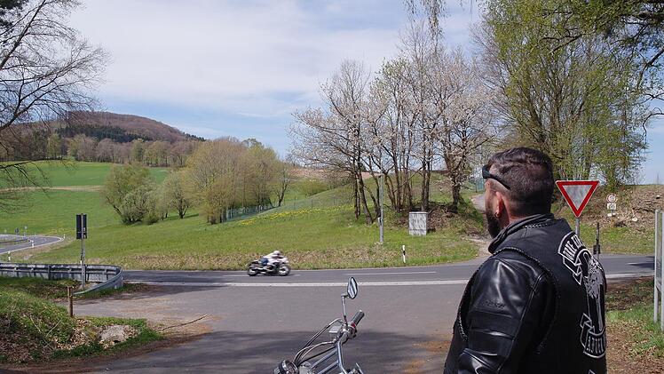 Von den zehn Prozent der Motorradfahrer, die durch zu schnelles Fahren auffallen, möchte sich Chris distanzieren. Dennoch sucht er das Gespräch.   Foto: Stephanie Elm