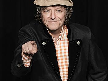 Erwin Pelzig spricht über den wunden Punkt der Menschheit.  Foto: Dita Vollmond