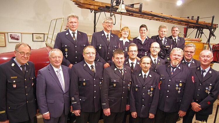 Kreisbrandrat Benno Metz (von links) und Landrat Thomas Bold gratulierten zu 40 Jahren aktiven Dienst in den Feuerwehren der Stadt und Stadtteile. Foto: Klaus Werner