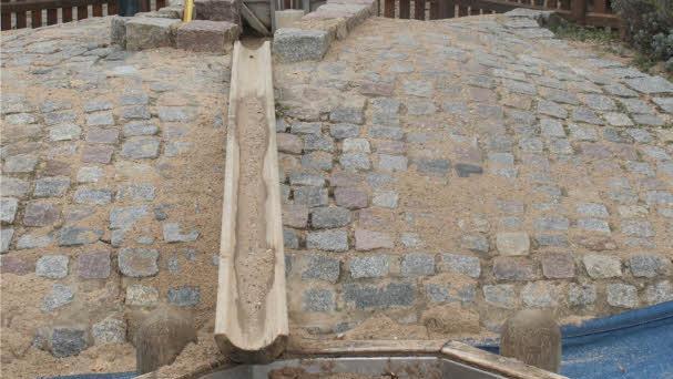 Den Wasserspielplatz mit Pflasterhügel, Pumpe und Sandspielfeld bauten die Väter im Förderverein.