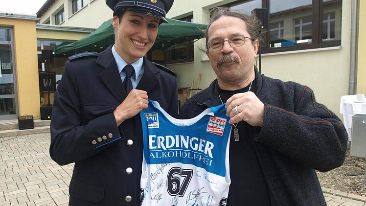 Alexander Böse (rechts) ersteigerte ein T-Shirt der Ex-Biathletin Sabrina Buchholz.