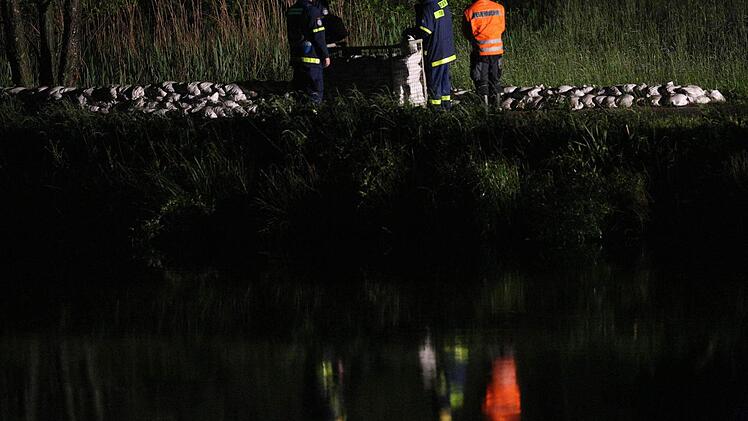 Mit vereinten Kräften kämpften Feuerwehr und THW in der Nacht auf Montag gegen einen drohenden Dammbruch am Tretzendorfer Weiher. Foto: News5 / Herse