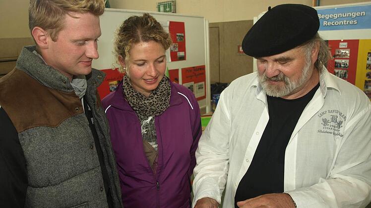 Peter Iberl erklärt Kirstin Büttner und Michael Kuhn die Geschichte seiner Eltern (Vater Deutscher, Mutter Französin), die sich 1940 im Elsass kennen lernten und 1942 heirateten.