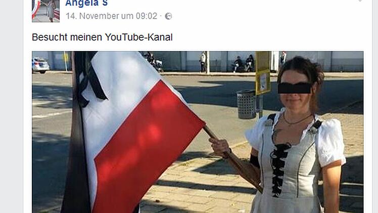 Ein Facebook-Post zeigt Angela S. mit Fahne. Der Name wurde von der Redaktion teilweise gelöscht. Foto: CT-Redaktion