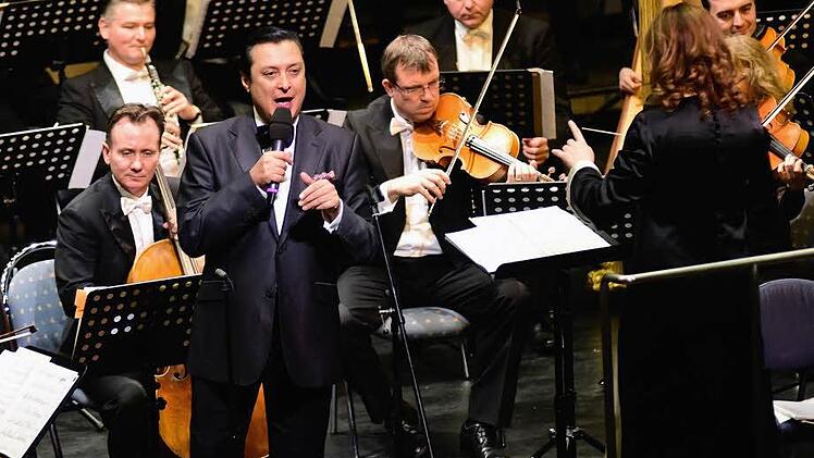 Sänger Vassil Petrov gab einige Weihnachtslieder in Frank-Sinatra-Manier zum Besten.