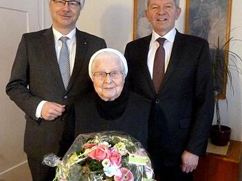 Bürgermeister Rüdiger Gerst (l.) und Landrat Johann Kalb gratulierten Schwester Helene Hutzler zum 92. Geburtstag, Foto: p