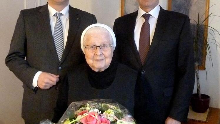 Bürgermeister Rüdiger Gerst (l.) und Landrat Johann Kalb gratulierten Schwester Helene Hutzler zum 92. Geburtstag, Foto: p