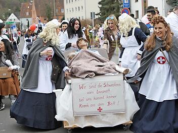 Beim Faschingszug musste niemand befürchten, krank zu werden. Die Hilfe lief mit. Ob man bei dieser Truppe an der richtigen Stelle ist...? Foto: Günther Geiling