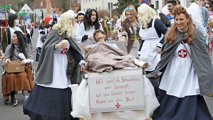 Beim Faschingszug musste niemand befürchten, krank zu werden. Die Hilfe lief mit. Ob man bei dieser Truppe an der richtigen Stelle ist...? Foto: Günther Geiling