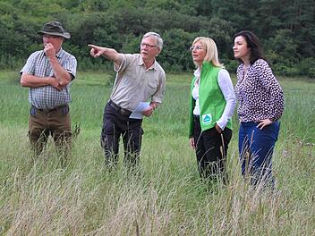 "Da fliegt eine Bekassine!" Als habe er für den hohen Besuch geübt, flog einer der seltenen Vögel tatsächlich in die Lüfte. Helmut Sieghörtner,Vorsitzender der Kreisgruppe Ebern im Bayerischen Jagdverband, Michael Groß, Ministerin Ulrike Scharf, MdB Dorothee Bär und MdB Steffen Vogel (von links) lassen den Blick schweifen. Foto: Katharina Becht