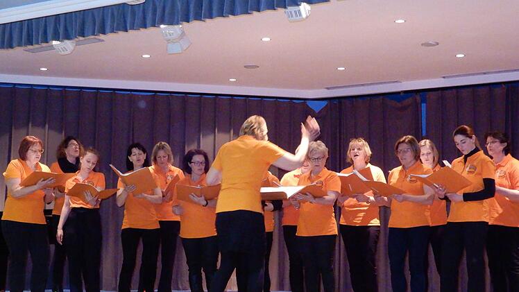 Schwungvoll pr&auml;sentierten sich die Damen von "Moments" aus Rattelsdorf mit Chorleiterin Susanne St&ouml;&szlig;el.Horst Schneider