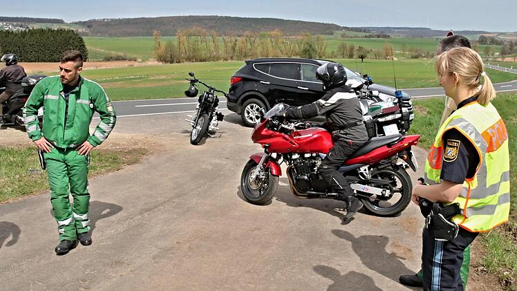 PHM Tobias Freibott von der VPI Biebelried (links) und POMin Julia Holzheid (rechts) von der PI Ebern "entlassen" einen von ihnen kontrollierten Motorradfahrer.Will
