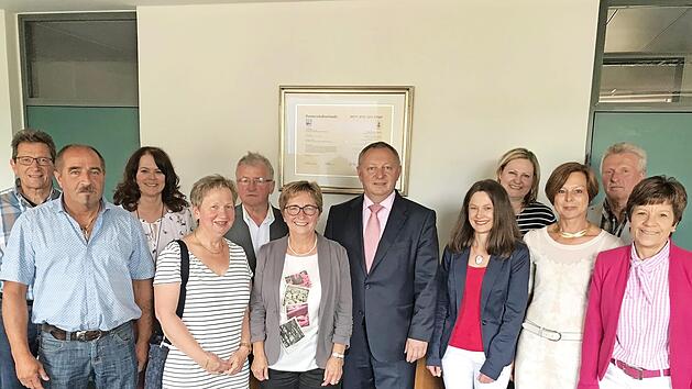 Auf dem Ehrungsfoto sind (von links): Thomas Schmitt, Robert Reuscher, Marion Hillenbrand, Margarete Kalus, Hermann Dorn, Helma Alberth, Landrat Thomas Bold, Simone Brand, Alexandra Benkert, Birgit Kriegebaum, G&uuml;nther Werner und Gudrun Kl&ouml;ffel.  Foto: Lena Pfister