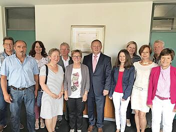 Auf dem Ehrungsfoto sind (von links): Thomas Schmitt, Robert Reuscher, Marion Hillenbrand, Margarete Kalus, Hermann Dorn, Helma Alberth, Landrat Thomas Bold, Simone Brand, Alexandra Benkert, Birgit Kriegebaum, Günther Werner und Gudrun Klöffel.  Foto: Lena Pfister