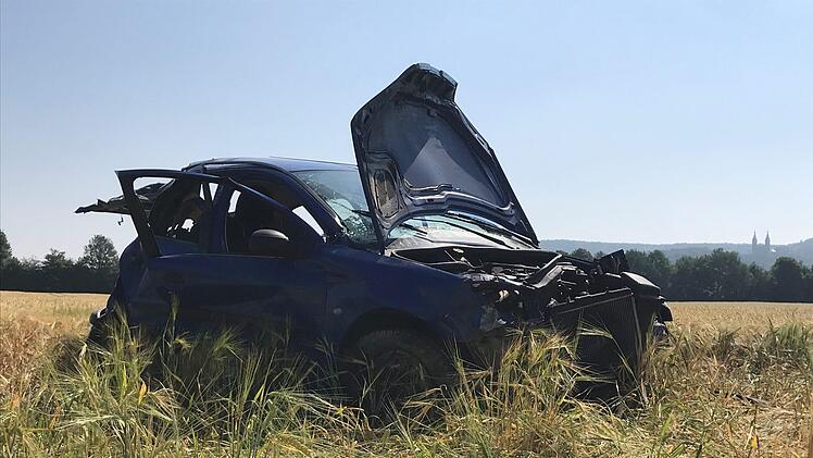 Auf der A73 ist es zu einem schweren Unfall gekommen. Ein Pkw hat sich auf der Autobahn &uuml;berschlagen und kam in einem angrenzen Feld zum Liegen. Foto: News5 / Merzbach