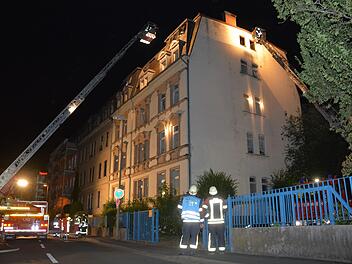 Wohnungsbrand: Mit der Drehleiter befreiten Einsatzkräfte der Kulmbacher Feuerwehr einen verletzten Mann aus dem obersten Stock eines Wohnhauses im Gasfabrikgässchen.   Foto: Dagmar Besand