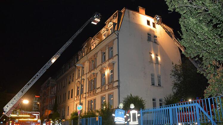 Wohnungsbrand: Mit der Drehleiter befreiten Einsatzkräfte der Kulmbacher Feuerwehr einen verletzten Mann aus dem obersten Stock eines Wohnhauses im Gasfabrikgässchen.   Foto: Dagmar Besand