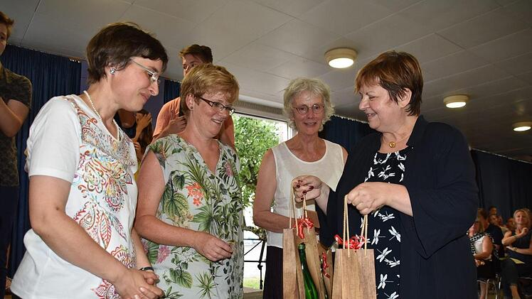 Schulleiterin Ulrike Endres (rechts) bedankte sich beim "Triumfeminat" Barbara Fries, Grit Pehle und Dörte Vaihinger-Görg (von links) Foto Uschi Prawitz