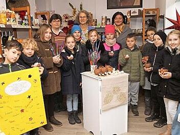 Stolz präsentieren die Grundschüler ihre Werksachen im Weltladen mit dessen Leiterin Elisabeth Müller-Förtsch, Fachlehrerin Elke Schmitt und der Rektorin Jutta Aumüller (hintere Reihe von links).  Foto: Günther Geiling