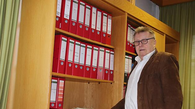 Diese roten Aktenordner f&uuml;llen quasi das private Archiv von Willi Sendelbeck. Hier bewahrt er  um die 4000 Zeitungsartikel auf, in denen er genannt wurde oder mit Bild auftauchte. Helmut Will