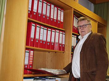 Diese roten Aktenordner füllen quasi das private Archiv von Willi Sendelbeck. Hier bewahrt er  um die 4000 Zeitungsartikel auf, in denen er genannt wurde oder mit Bild auftauchte. Helmut Will