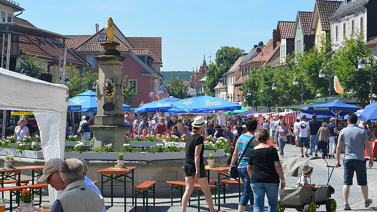 Seit dem 05.Mai 2022 findet der "FeierAbendMarkt" auf dem Kornmarkt in Bad Kreuznach statt.