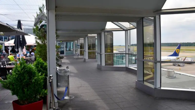 Flughafen Nürnberg veröffentlicht historisches Foto: Gaststätte an Airport-Rollfeld Besuchermagnet