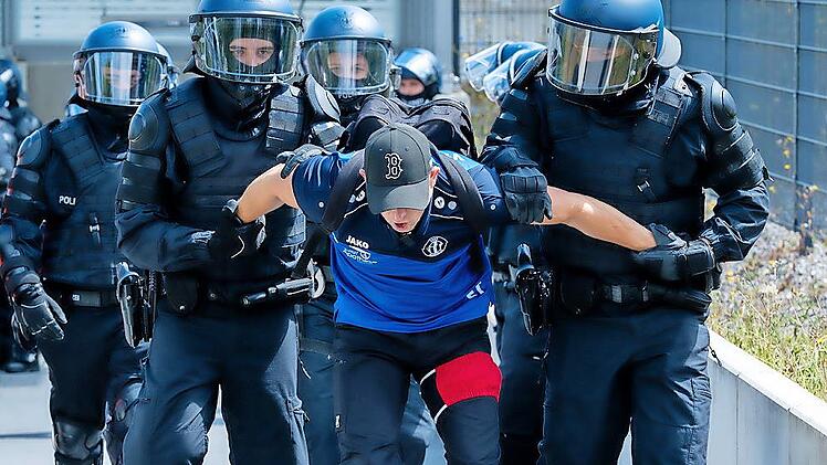 Bei der &Uuml;bung in Ebenhausen am Bahnhof sind &bdquo;Fu&szlig;ballfans&ldquo; festgenommen worden.