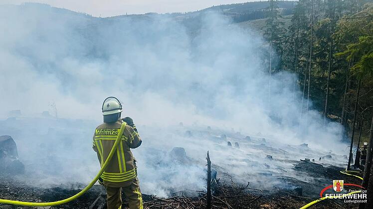 Nutzfeuer im Kreis Kronach breitet sich unkontrolliert auf Waldfl&auml;che aus