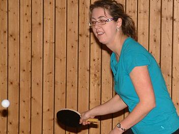 Jessica Kürschner vom TSV Teuschnitz (vormals FC Nordhalben) blieb im Spitzenspiel gegen die TS Kronach in ihren zwei Einzeln und im Doppel mit Gisela Hable unbezwungen. Foto: Hans Franz