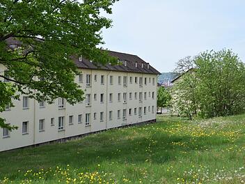 Gute Substanz und viel Grün im Umfeld: Aus Sicht spezialisierter Bauunternehmen sind die Kasernenwohnungen in Bamberg bestens dafür geeignet, um für viele erschwinglichen Wohnraum zu schaffen.  Foto: Ronald Rinklef